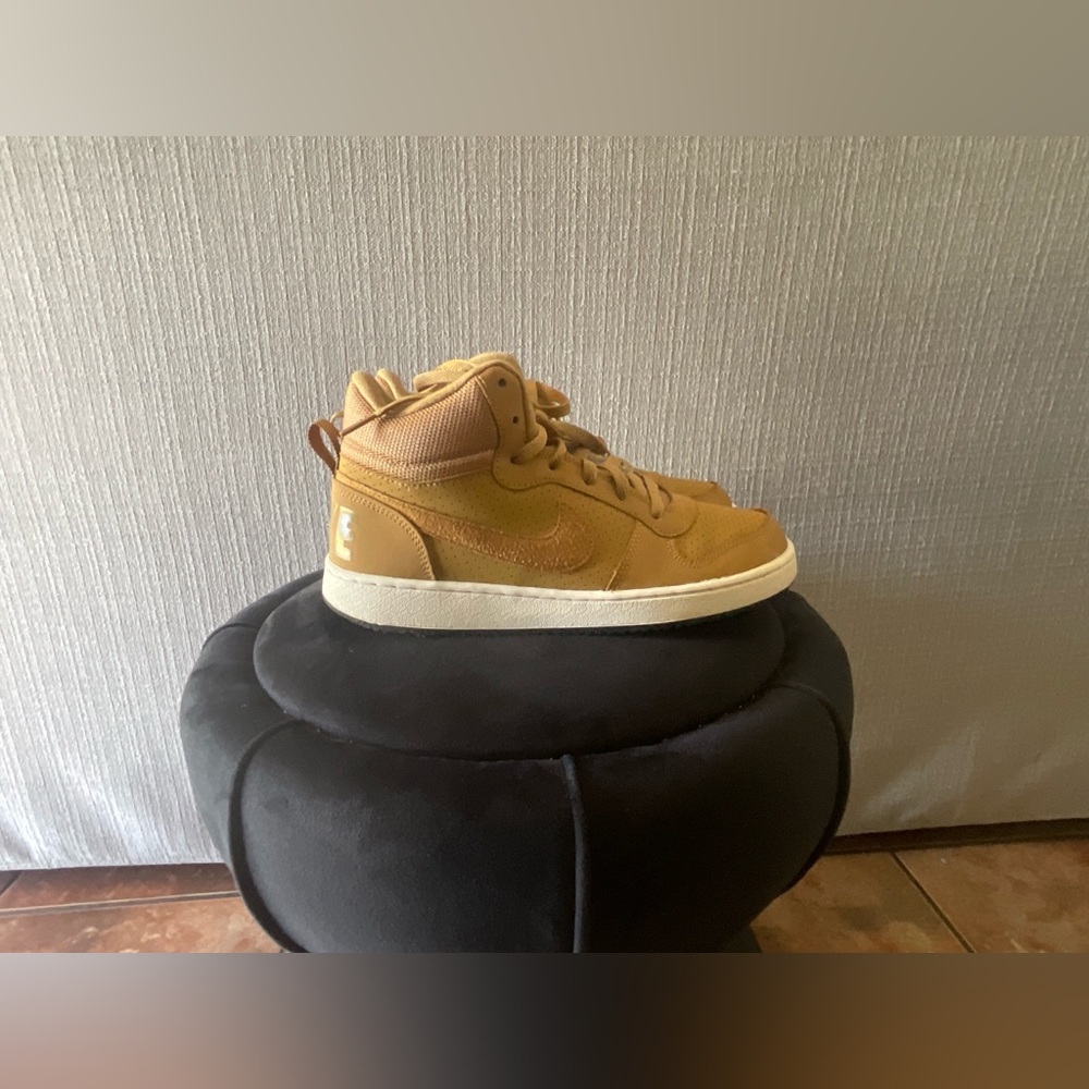 Size 7 (GS) Nike court Baroque 2 mid baroque brown gum